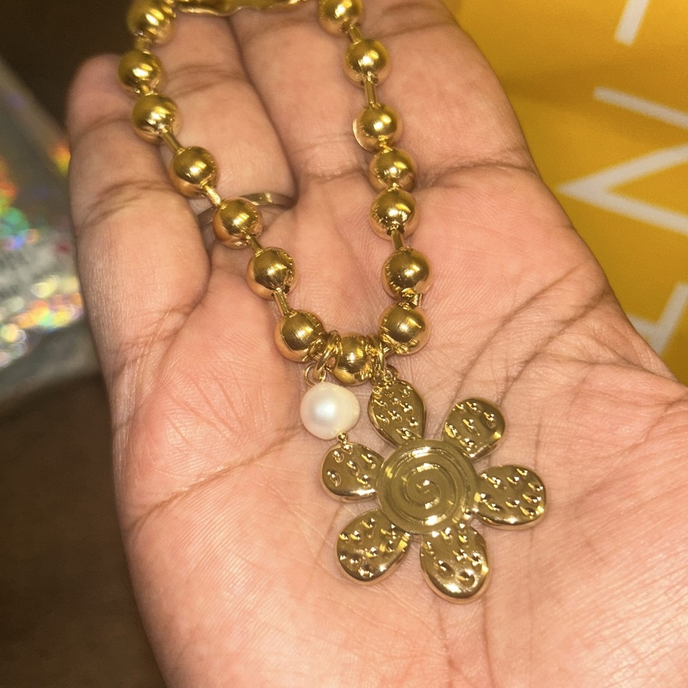 Gold Flower Pendant Necklace